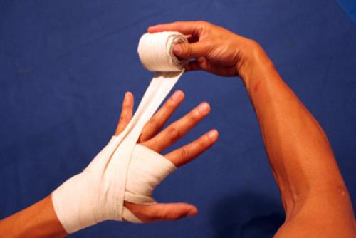 Боксерские бинты или как уберечь руки. Как правильно бинтовать руки боксерскими бинтами. Метод профессиональных боксеров. 05