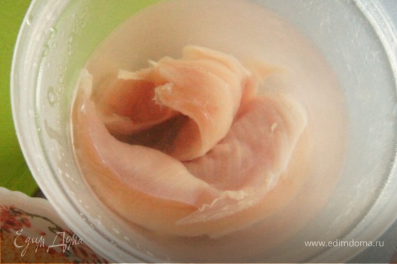 Можно конечно попробовать и с грудкой курицы, но у меня было филе, 2 штуки. Готовим рассол: растворить соль в воде, поместить туда филе и оставить в холодильнике на 3 часа. После этого слить рассол и просушить филе бумажным полотенцем. Можно конечно попробовать и с грудкой курицы, но у меня было филе, 2 штуки. Готовим рассол: растворить соль в воде, поместить туда филе и оставить в холодильнике на 3 часа. После этого слить рассол и просушить филе бумажным полотенцем.