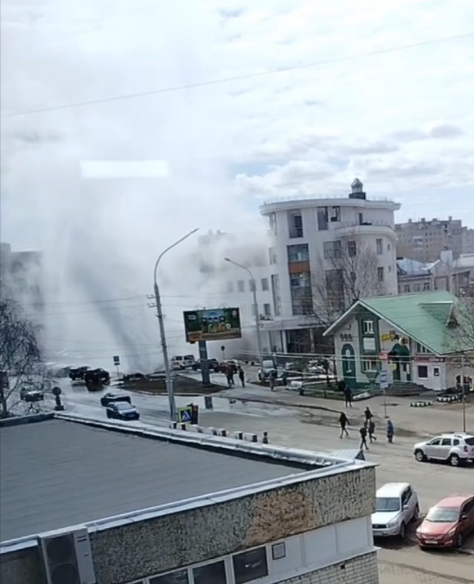 Огромный столб кипятка разбил асфальт в Архангельске: в соседних домах залиты этажи и выбиты стекла
