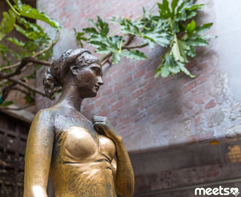 Julieta statue in Verona