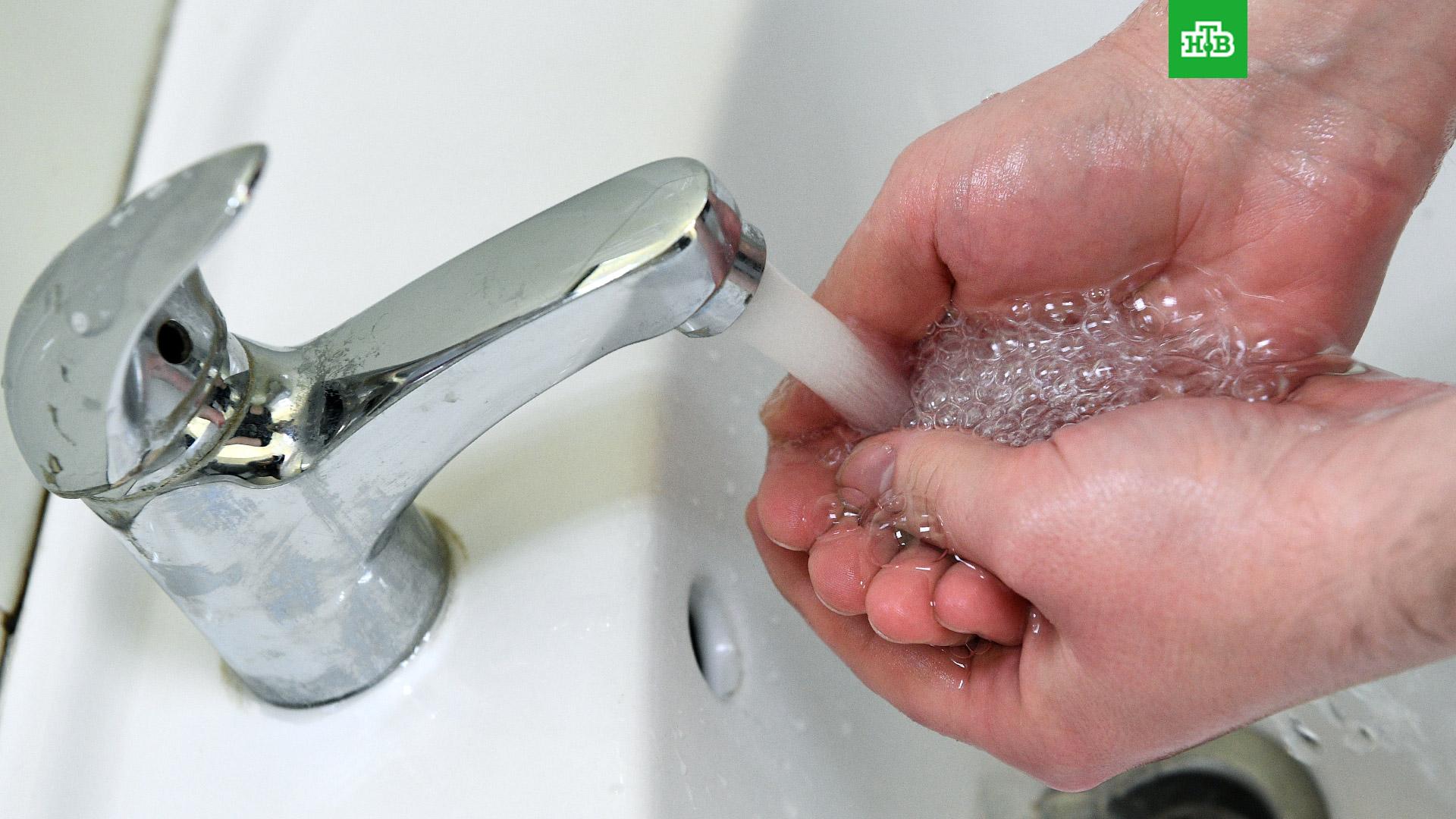 Почему вода из крана бьет током. Вода бьет током в ванной. Вода из крана бьет током. Водопроводная вода. Вода бьёт током в квартире.