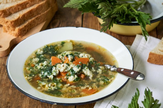 Летние щи: с капустой, с крапивой, со щавелем и другими вкусностями Летние щи: с капустой, с крапивой, со щавелем и другими вкусностями промойте, нарежьте, минут, добавьте, мелко, затем, специи, хорошо, бульон, зелень, очистите, морковь, Варите, влейте, массу, shutterstockcom, снимите, кипения, сковороду, можно