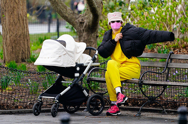 Джиджи Хадид в ярком спортивном костюме на прогулке с дочерью в Нью-Йорке Звездные дети