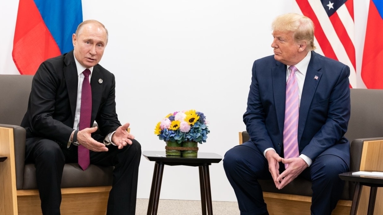 Песков отреагировал на слова о том, что Путин пытался отвлечь Трампа красивой переводчицей
