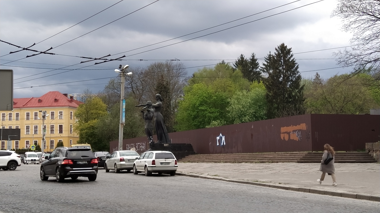Власти Львова издеваются над Монументом Славы накануне Дня Победы