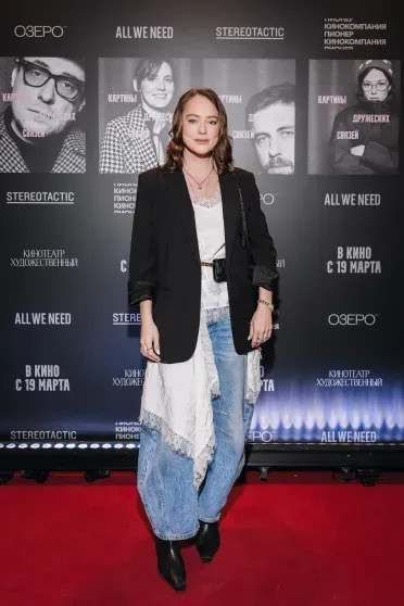 Юра Борисов с женой, Евгений Цыганов и Юлия Снигирь, Аглая Тарасова и Саша Бортич на премьере фильма 