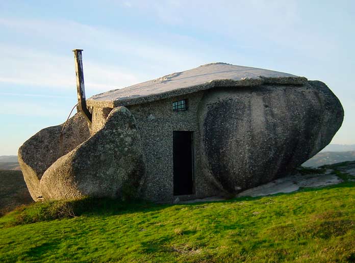Дом-Камень - одна из самых неожиданных придорожных достопримечательностей Европы
