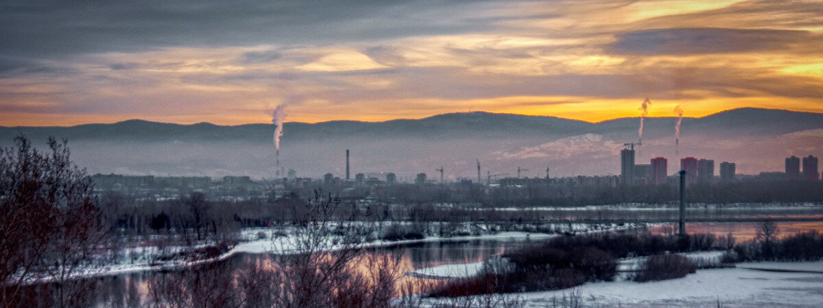 Смог - привычное дело для сибирских и дальневосточных городов: угольное отопление, старые автомобили и - главное - нежелающие вкладываться в очистные сооружения на химических, металлургических, энергетических предприятиях олигархи