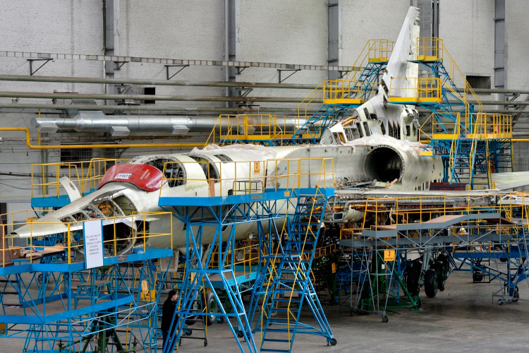Что сегодня делает КАЗ? Ремонтирует Ту-22М3, Ту-160 (на фото) и Ту-214 — в общей сложности три-четыре в год