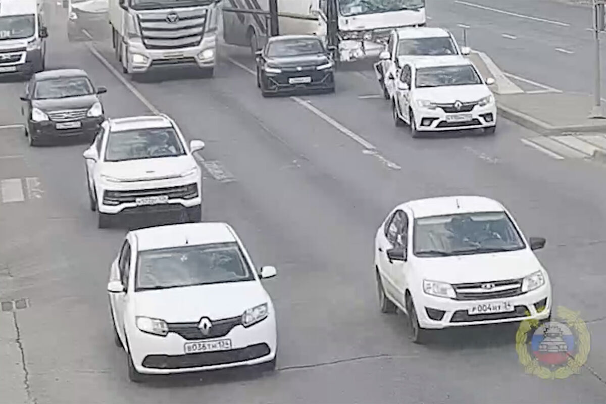 Появилось видео с ДТП, в которое попали десять автомобилей в Волгограде