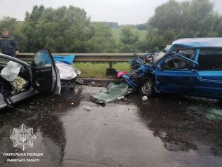 На трассе Киев-Чоп произошла серьезная авария, пострадали дети