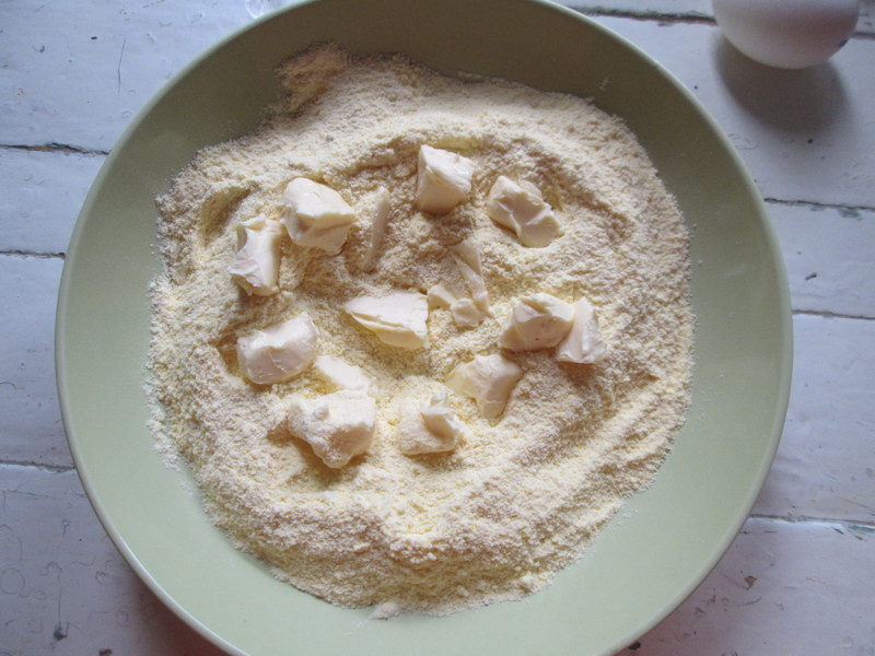 Оригинальный торт на хрустящих коржах из кукурузной муки (подробный рецепт как работать с этим не простым тестом)