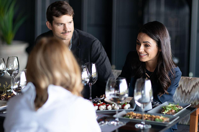 Владимир и Елена Зеленские встретились с Милой Кунис, Эштоном Катчером и Робин Райт в Киеве Новости