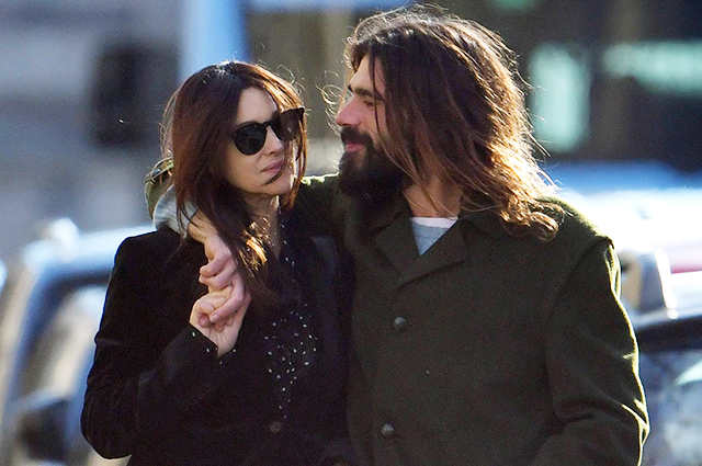 Моника Беллуччи и Николас Лефевр на свидании в Версале: новые фото пары