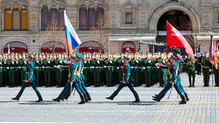 СЕРЕБРЯНЫЙ КРЕСТ ДЛЯ НЕЧИСТИ: КОГО КОРЁЖИТ ОТ ПАРАДА ПОБЕДЫ