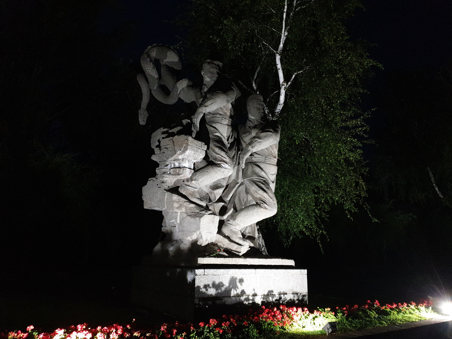 Мамаев курган ночью Мамаев курган ночью