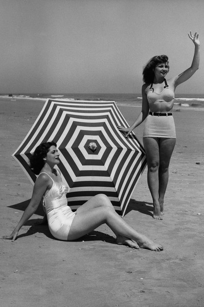 Путешествие во времени по пляжам: от бикини до шаровар Путешествие во времени по пляжам: от бикини до шаровар мода и красота,одежда и аксессуары,пляжная мода