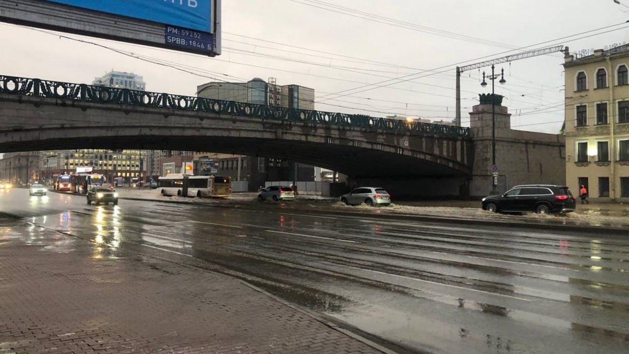 Прорыв трубы спровоцировал подтопление проезжей части на Московском проспекте в Петербурге