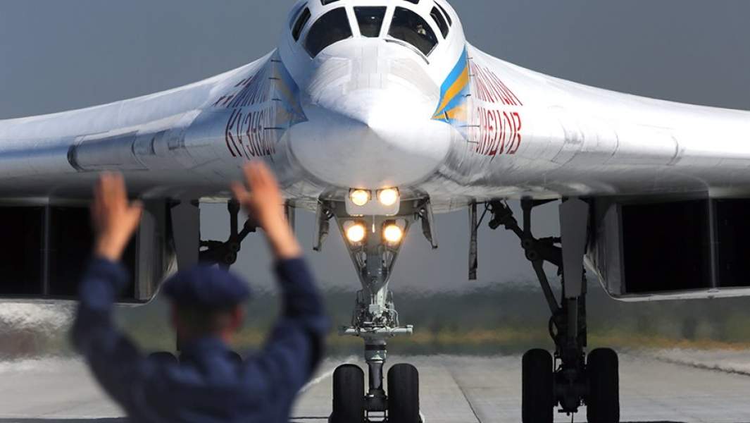 Сверхзвуковой стратегический бомбардировщик-ракетоносец Ту-160 во время дня открытых дверей на базе дальней авиации аэродрома Энгельс