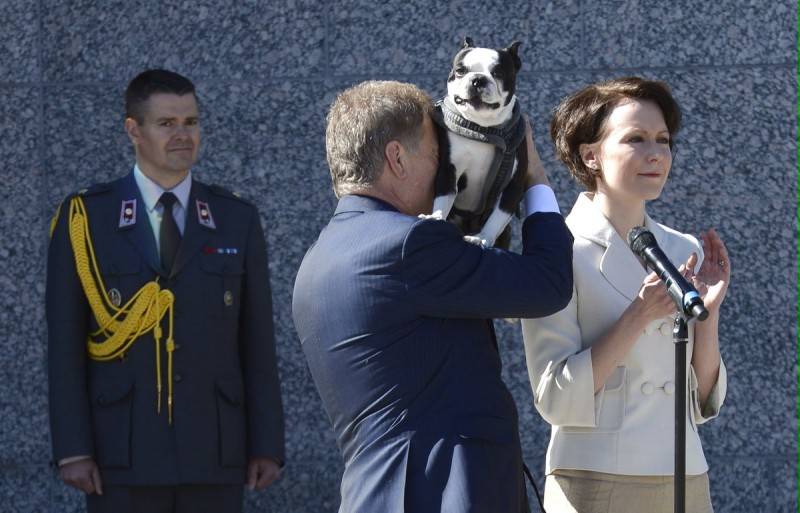 Улыбающаяся собака президента Финляндии стала популярной в интернете