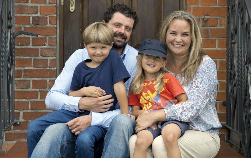 Девушка влюбилась в бомжа, проживающего под кустом — судьба сложилась неожиданным образом Девушка влюбилась в бомжа, проживающего под кустом — судьба сложилась неожиданным образом не всё так грустно