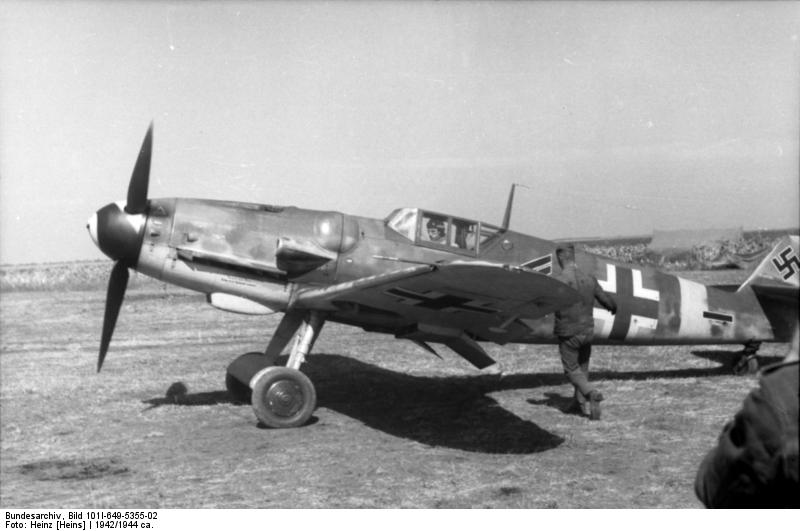 Bf.109G Герхарда Баркхона, немецкого аса №2, снимок сделан в районе Анапы осенью 1943 года. Человек, сидящий в кабине, один сбил 301 самолет, то есть больше, чем за всю войну сбивал типичный советский истребительный авиаполк, состоящий из десятков самолетов и пилотов / ©Wikimedia Commons