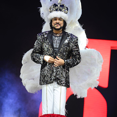 Филипп Киркоров об отношении к геям в России: "Я пропагандирую гей-культуру на сцене, надеваю перья" Новости