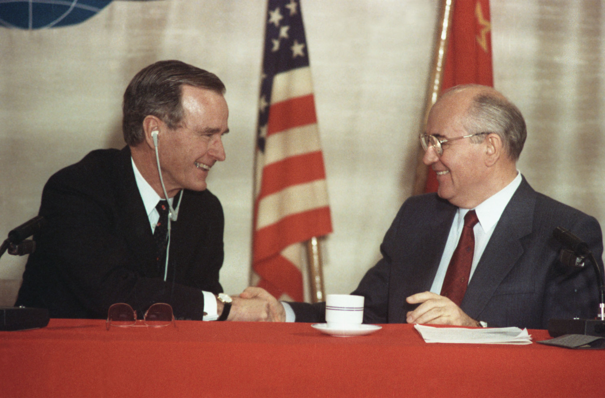 Переговоры рейгана и коля. Горбачев и Буш старший. Горбачев и Буш на Мальте.