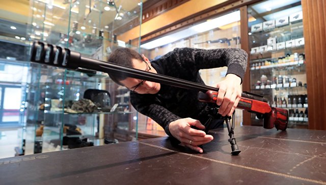 Продавец в оружейном магазине в Москве. Архивное фото
