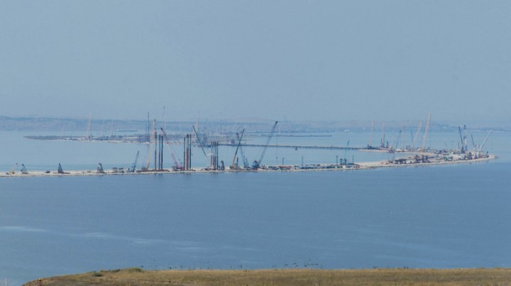 Арка в море: строители начали сборку судоходных пролётов Крымского моста