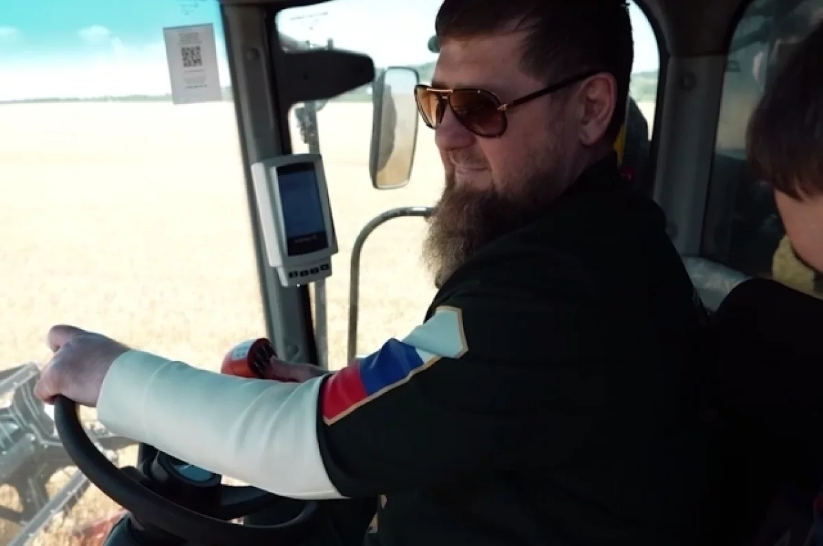Кадыров сел за руль комбайна и поучаствовал в уборке урожая