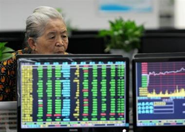 A woman looks at monitors showing stock information at a brokerage house in Jiujiang, Jiangxi province, China June 19, 2018. REUTERS/Stringer ATTENTION EDITORS - THIS IMAGE WAS PROVIDED BY A THIRD PARTY. CHINA OUT. TPX IMAGES OF THE DAY 