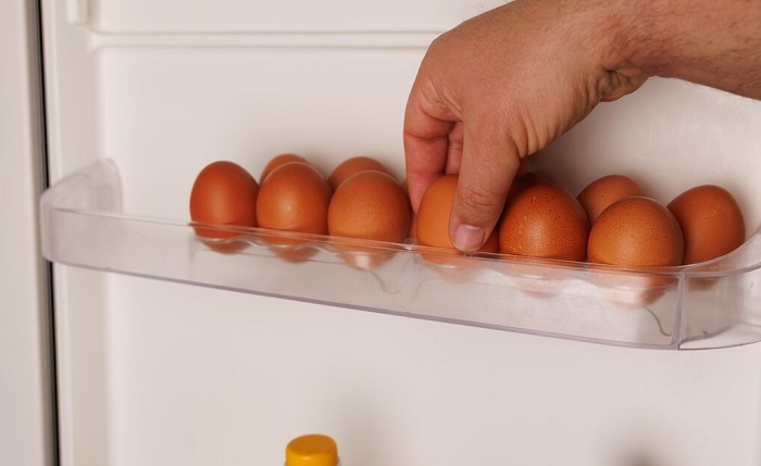 Правильно храните яйца на полке. / Фото: dktr24.ru
