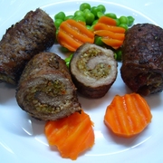 Мясные рулетики с орехами и вялеными помидорами