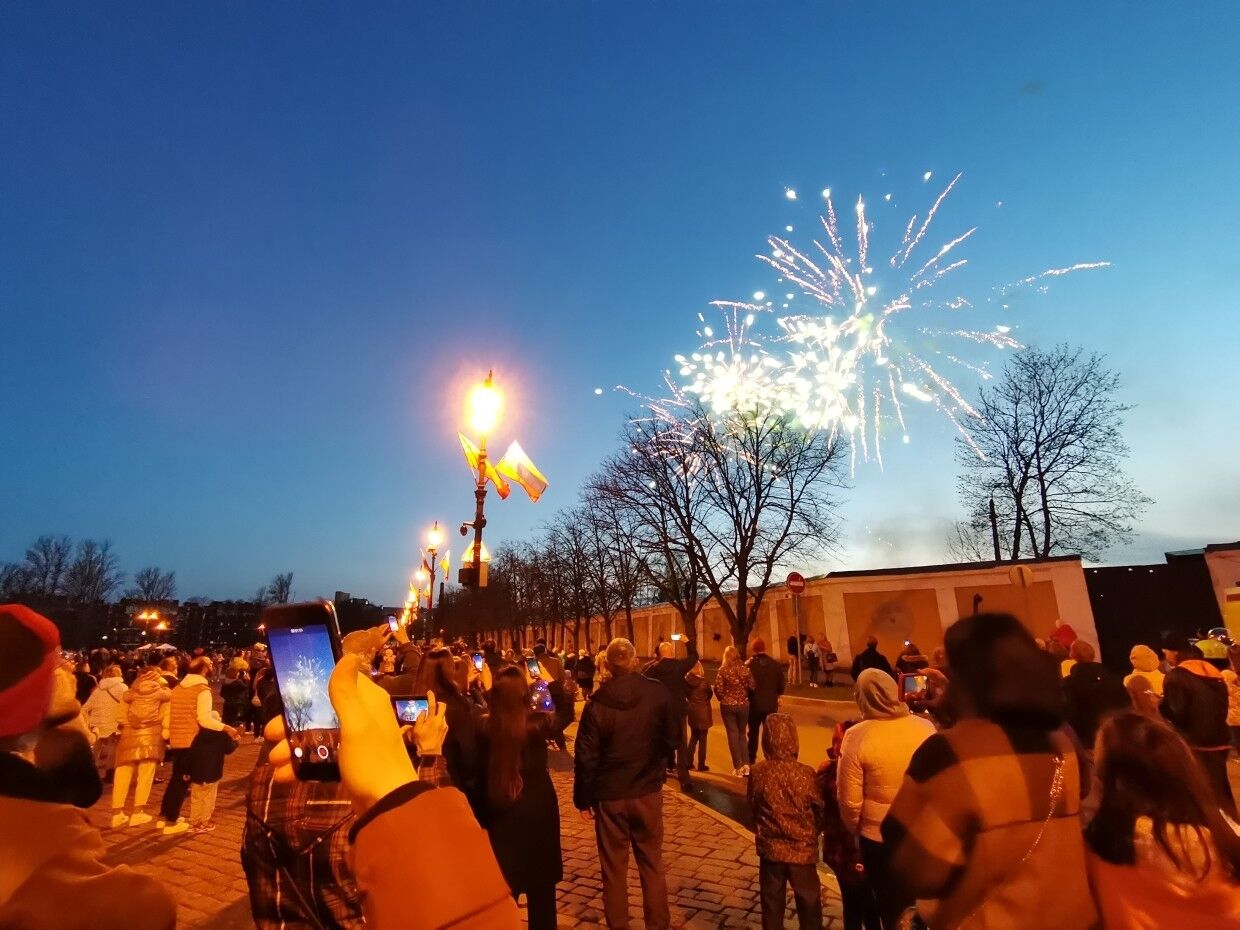 День города кронштадт салют. Салют в Кронштадте 18 мая. Шумный парад фонарей.