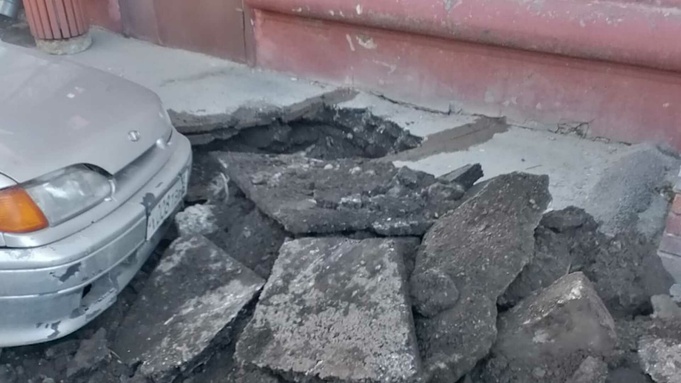 В Барнауле жители дома боятся повторить судьбу здания, треснувшего из-за стройки