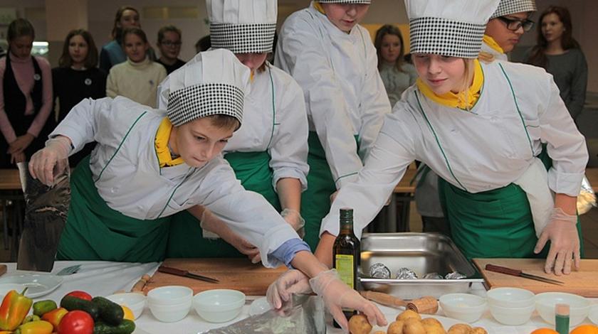 Школа поваров. Комбинат школьного питания Конкорд. Комбинаты школьного питания с поварами. Повар в школе. Школьное питание повар.