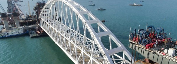 Строители Крымского моста затроллили Украину пампушками
