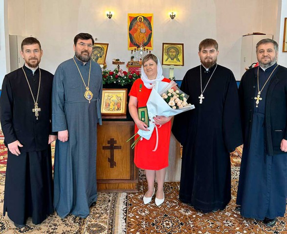 Епископ Серафим вручил Елене Баскаковой медаль преподобной Евфросинии Полоцкой.