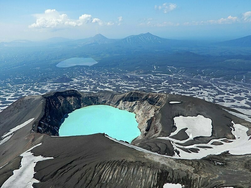 Озеро наполнено не водой, а кислотной жидкостью. Фото: cyrillitsa.ru 