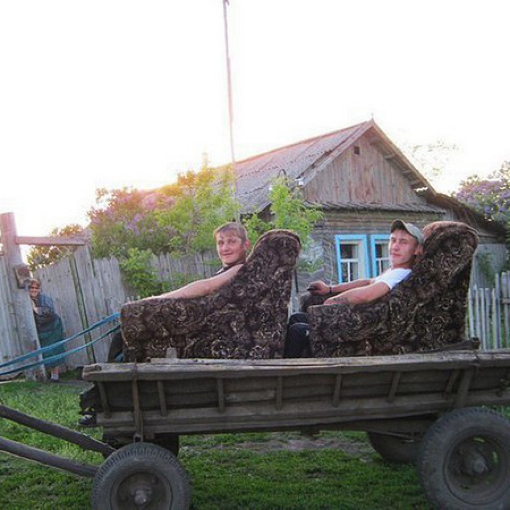 Весело в деревне лето. Приколы из деревенской жизни. Приколы про деревню. Деревня смешно. Деревенская жизнь приколы.