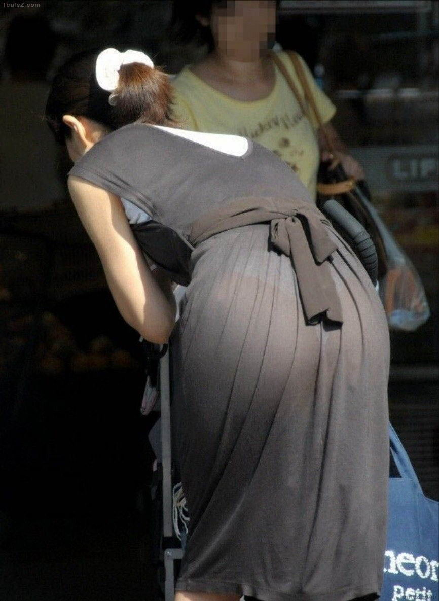 Девушки в слегка прозрачной одежде на улицах летних городов Девушки в слегка прозрачной одежде на улицах летних городов позитив