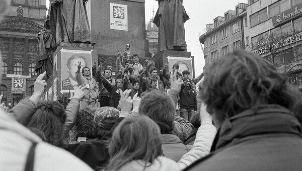 17 ноября 1989 года на улицы Праги вышли граждане. Около 15-ти тысяч человек шли от окраин к центру, сначала это были только студенты.-5