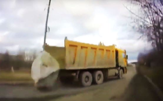Видео не для слабонервных: огромный камень выпал из кузова грузовика ДТП марки и модели,невероятное на дорогах