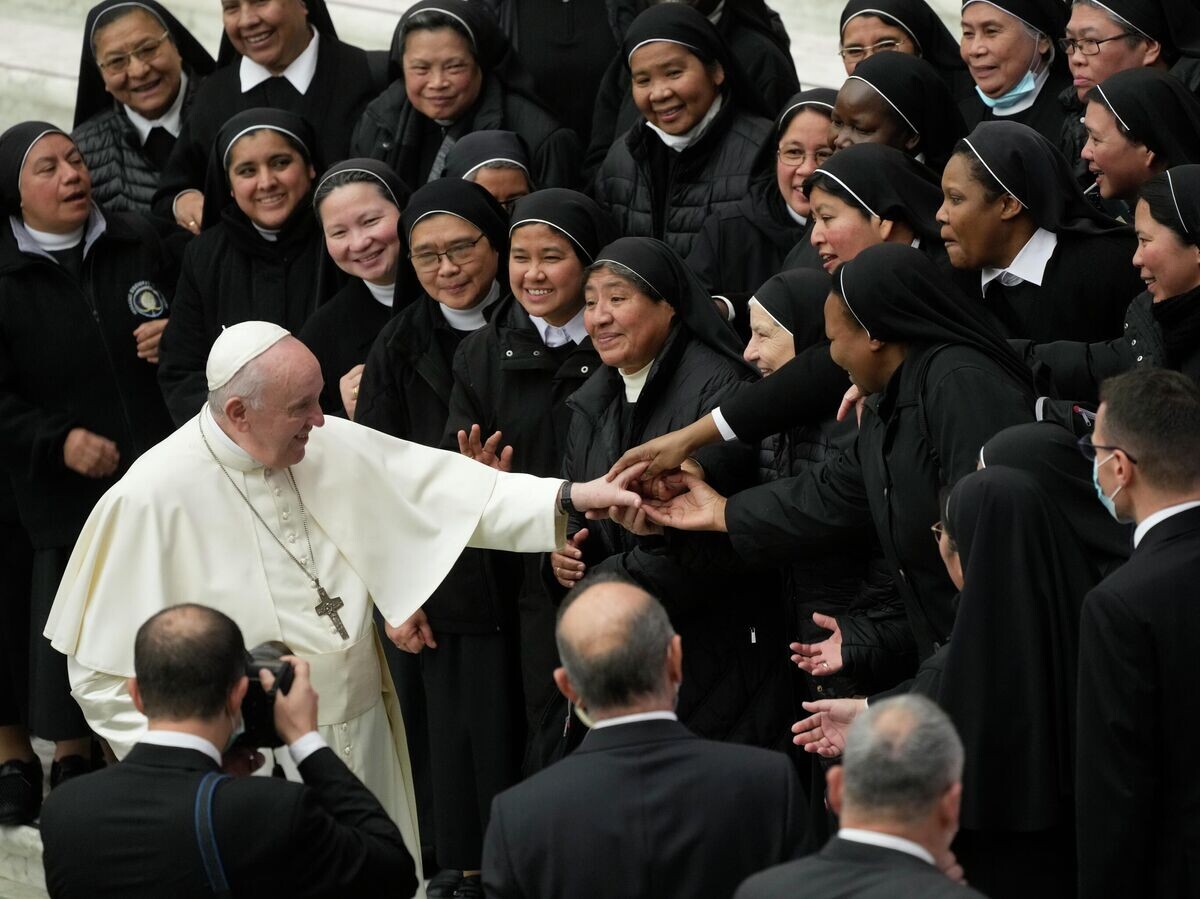    Папа Франциск приветствует монахин, Ватикан.© AP Photo / Gregorio Borgia