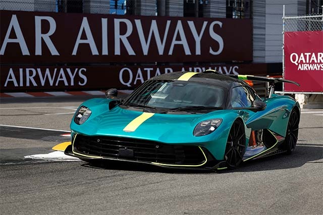 Aston Martin Valhalla впервые показал динамику на трассе Монако с Алонсо за рулём