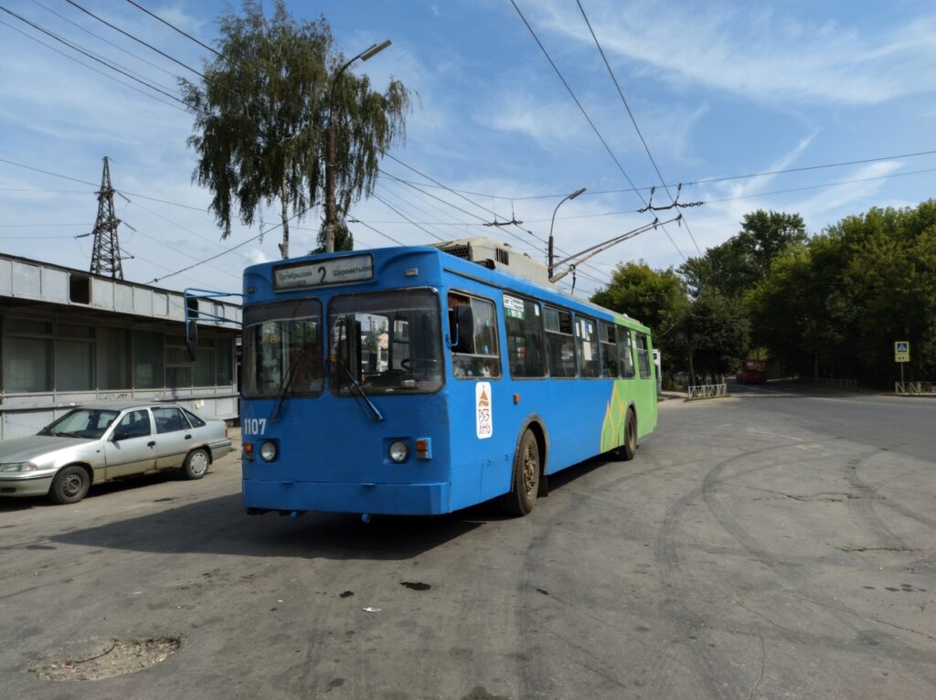 В Рязани активисты самостоятельно покрасили троллейбус