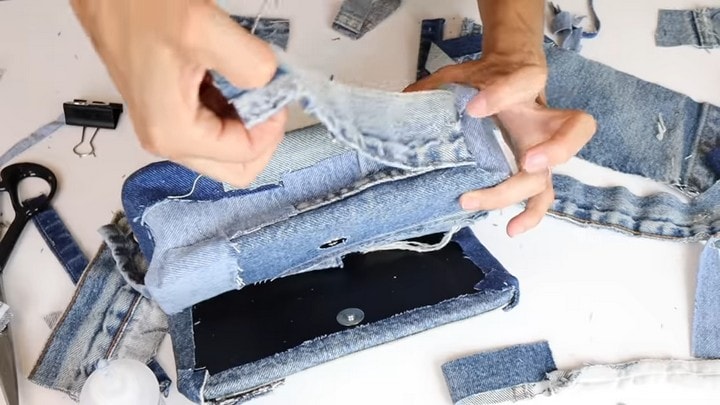 Как из обрезков джинсы сделать модный клатч а-ля DOLCE & GABBANA фрагмент, которые, джинсовой, затем, джинсой, стыкиОклеивая, закройте, деталь, цельную, вырежьте, устроит, сумки, выглядит, сначала, итоге, нихЕсли, следующий, подклеить, отогнуть, просто