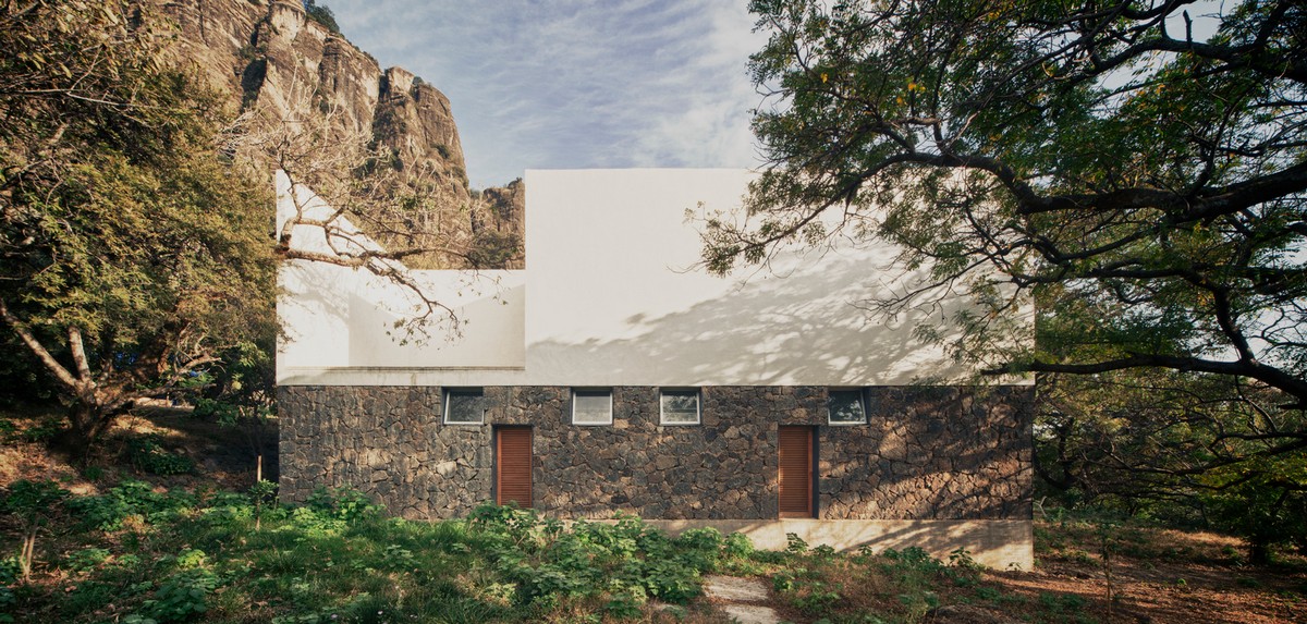 Брутальный каменный дом с двором и бассейном в Мексике