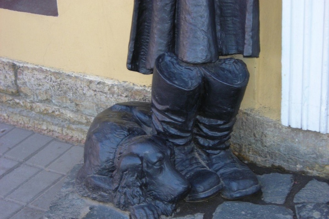 Муму санкт петербург. Памятник Муму в Санкт-Петербурге. Памятник Муму в Питере. Памятники литературным героям Муму в Петербурге. Памятник собаке Муму в Санкт-Петербурге.